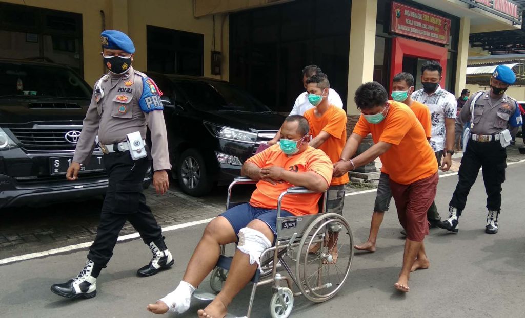Arif Prasetyo (naik kursi roda), bandit perampas tas ibu hamil di Mojokerto