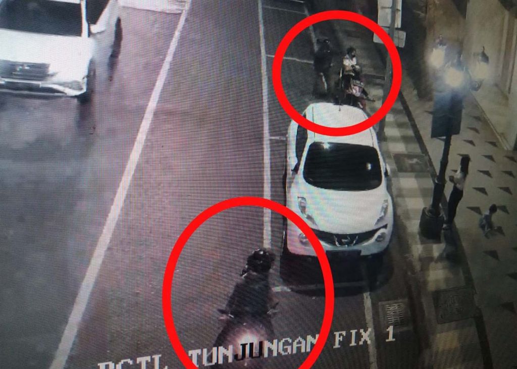 Tangkapan layar video CCTV yang merekam aksi komplotan bandit sadis di Jalan Tunjungan, Surabaya