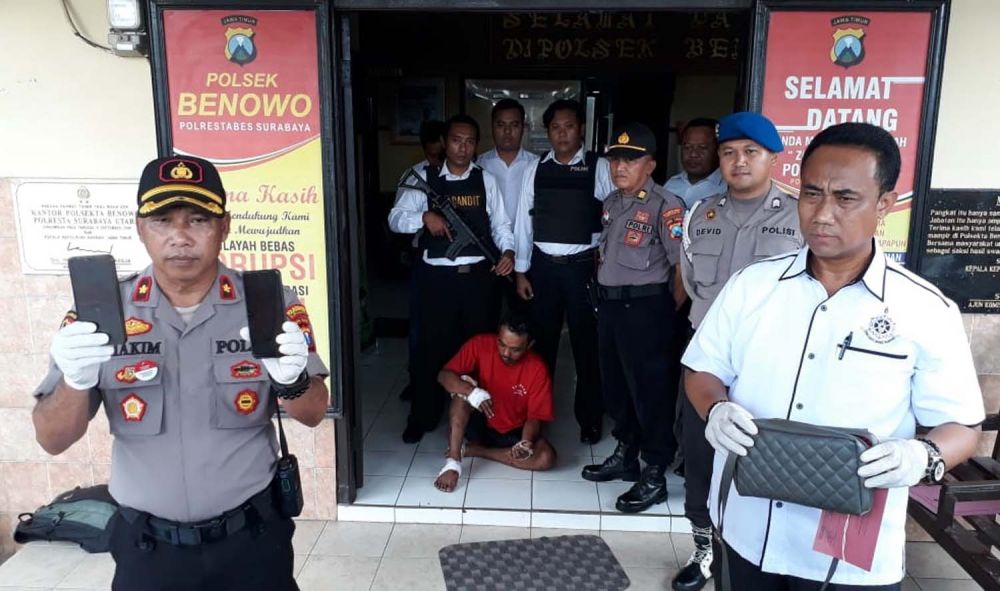 Kapolsek Benowo Kompol Hakim (kiri) dan Kanit Reskrim Ipda Jumeno Warsito (kanan) menunjukkan pelaku dan barang bukti penjambretan (Foto: Zain Ahmad/jatimnow.com)