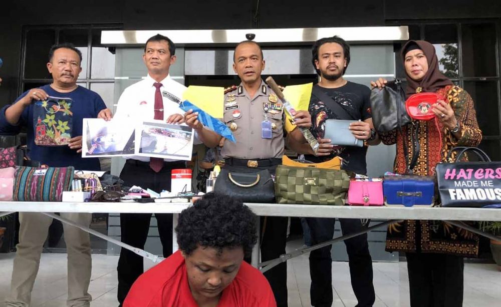 Barang bukti dan salah satu bandit sadis dibeber di Mapolrestabes Surabaya