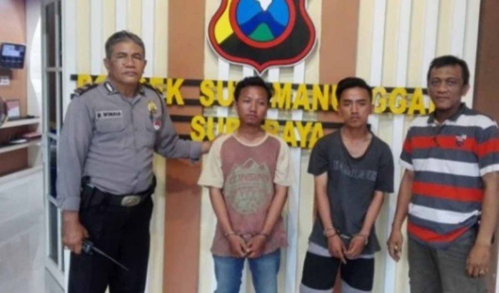 Dua bandit perampas HP emak-emak diamankan di Mapolsek Sukomanunggal, Surabaya