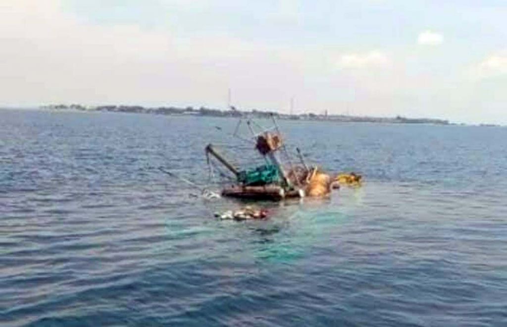 Bangkai kapal nelayan asal Situbondo yang tenggelam di Probolinggo