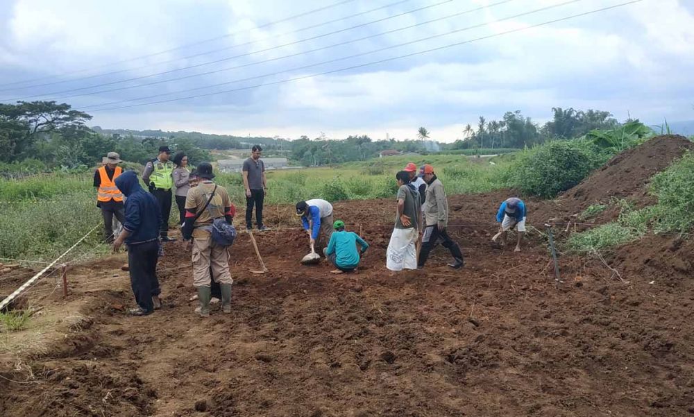 Penggalian Bangunan Kuno di Proyek Tol Malang Gunakan Alat Berat