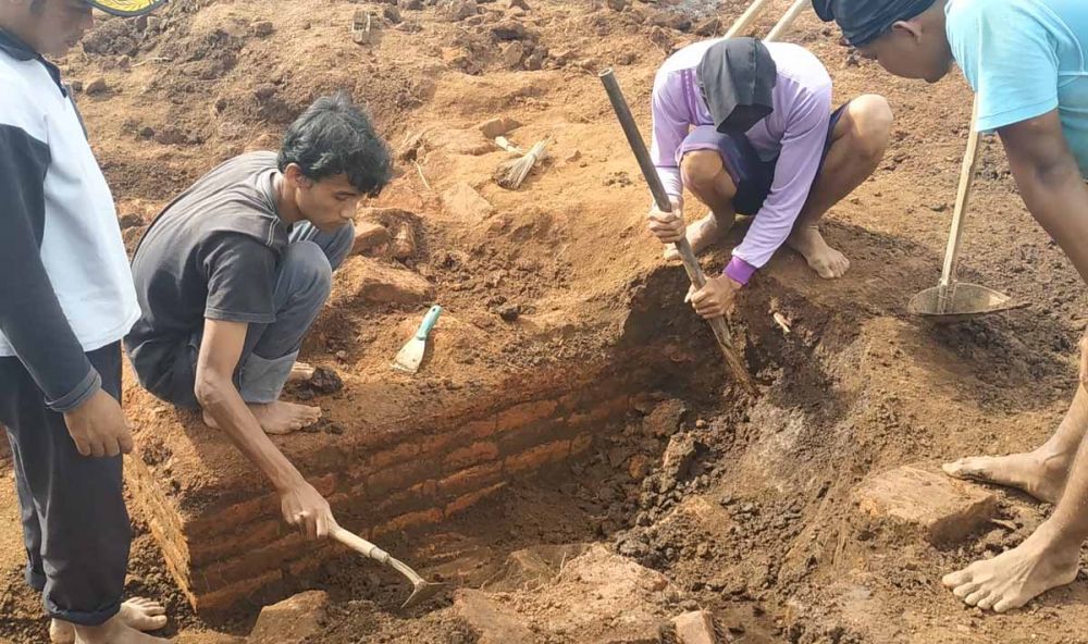 Tim Arkeolog terus melakukan penggalian temuan bangunan kuno di proyek Jalan Tol Malang-Pandaan