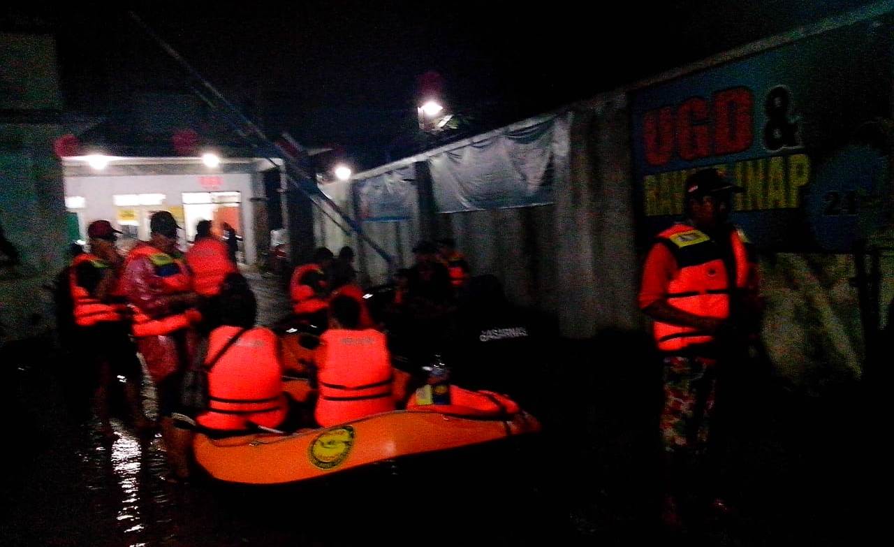 Petugas gabungan melakukan pertolongan di lokasi banjir bandang di 7 desa di Jember