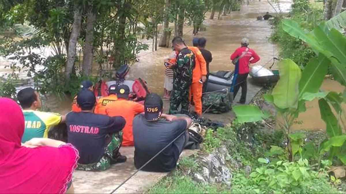 Tim gabungan standby di salah satu lokasi banjir bandang di Jember