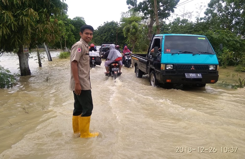 Banjir yang menggenangi ruas jalan di Desa Mejuwet, Sumberrejo, Bojonegoro/ foto istimewa. 
