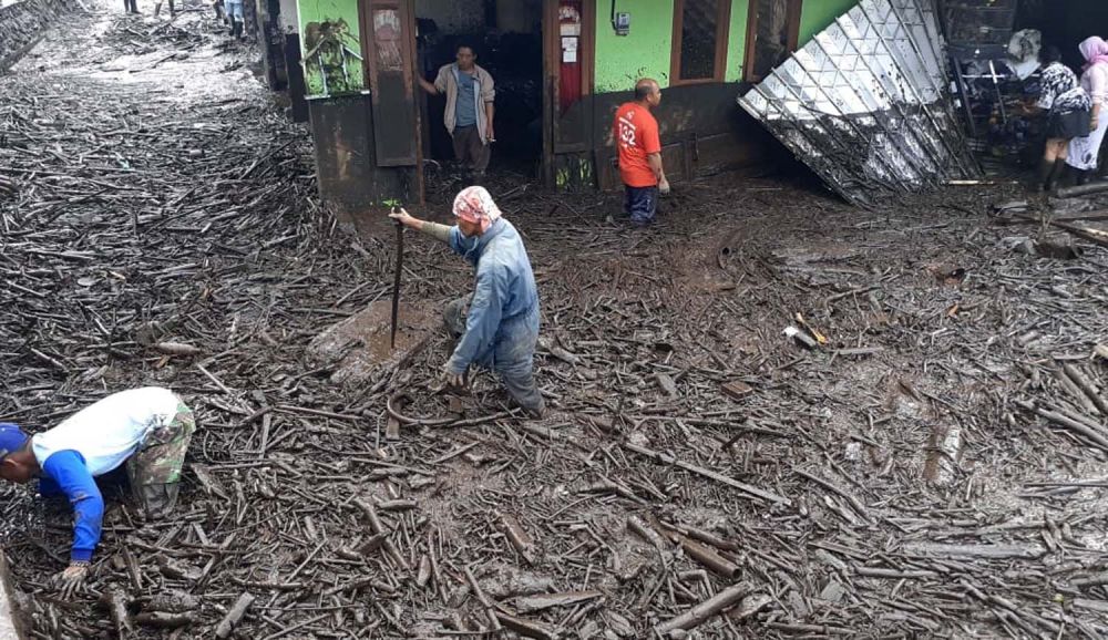 Banjir lumpur remdam perkampungan di lereng Gunung Ijen