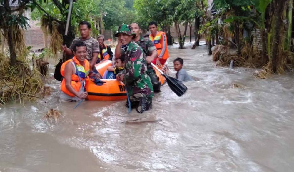 Petugas gabungan mengevakuasi warga terdampak banjir di Madiun