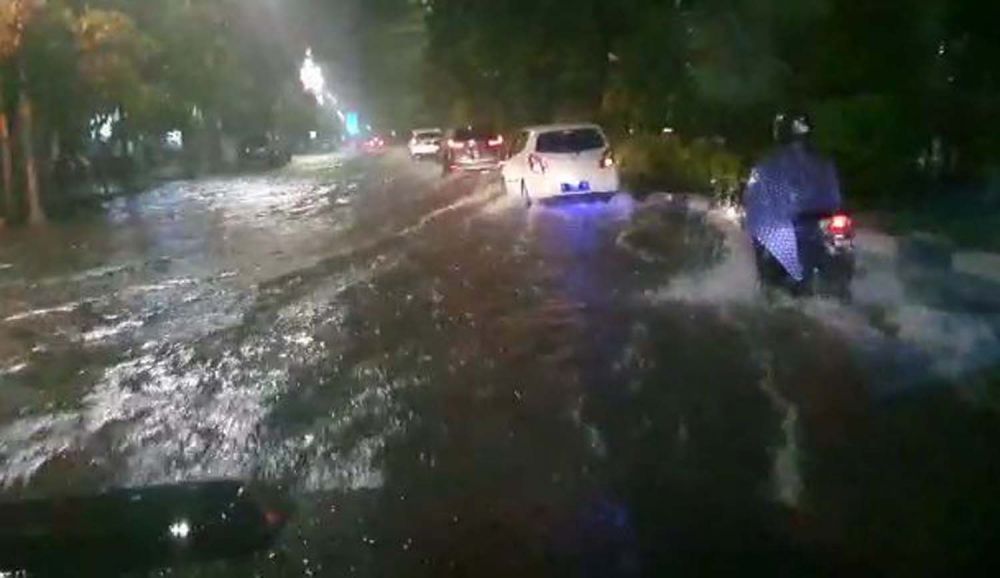 Banjir di Jalan Mayjen Sungkono, Surabaya (Foto-foto: Tangkapan layar video kiriman warga)