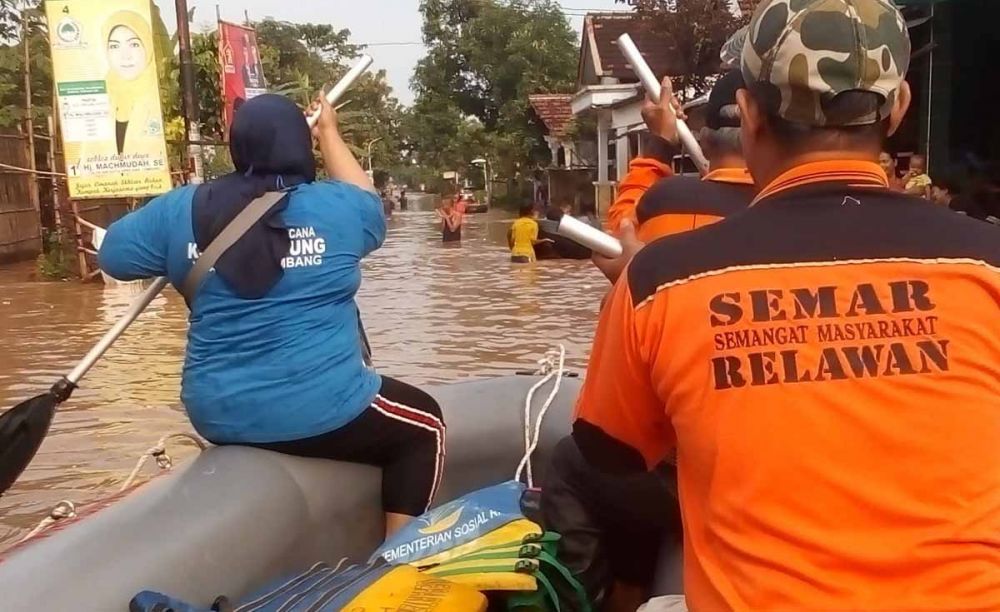 Tim BPBD Kabupaten Jombang melakukan penanganan banjir di tiga kecamatan