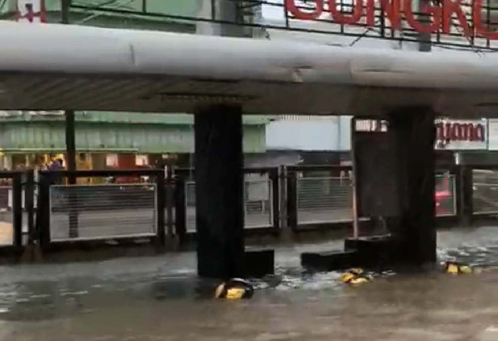 Banjir di Komplek Darmo Park II, Jalan Mayjen Sungkono, Surabaya