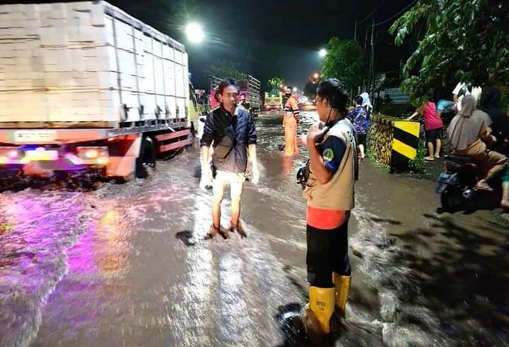Banjir juga membuat Jalan Raya Surabaya-Probolinggo di Kota Pasuruan terendam