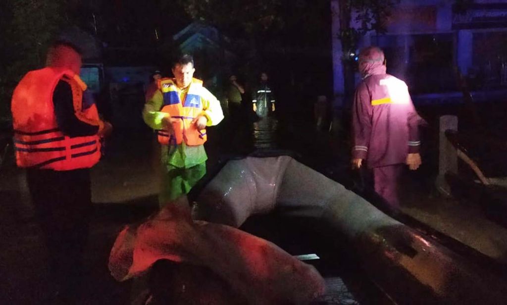 Petugas BPBD Kota Probolinggo saat melakukan penanganan banjir