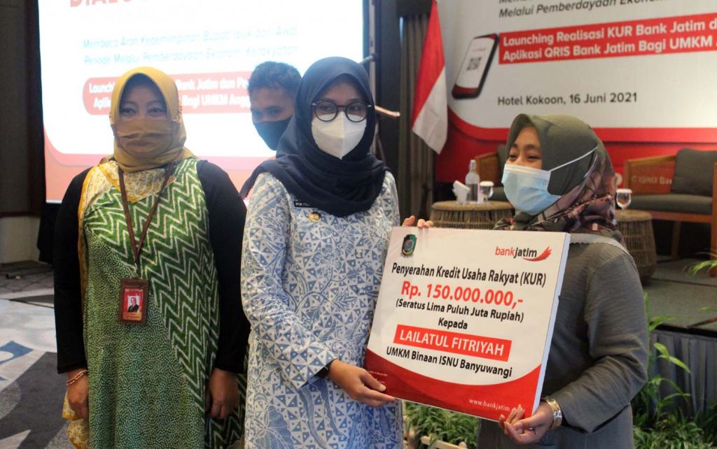 Kredit Usaha Rakyat dari Bank Jatim diserahkan Bupati Banyuwangi, Ipuk Fiestiandani ke pelaku UMKM secara simbolis