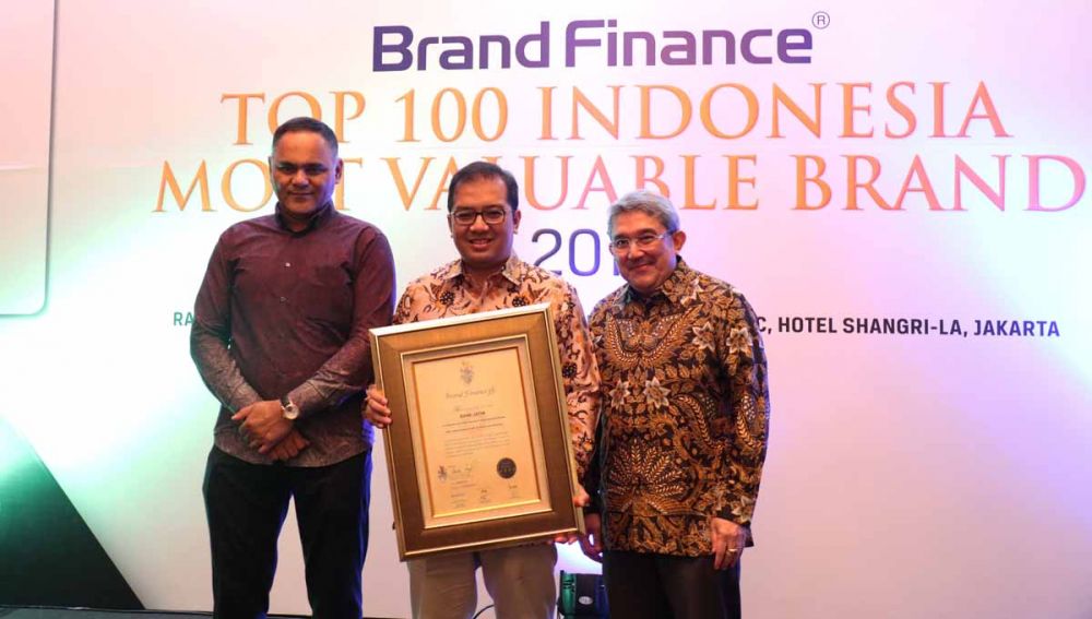 Pgs. Direktur Utama Bank Jatim Ferdian Timur Satyagraha saat menerima penghargaan