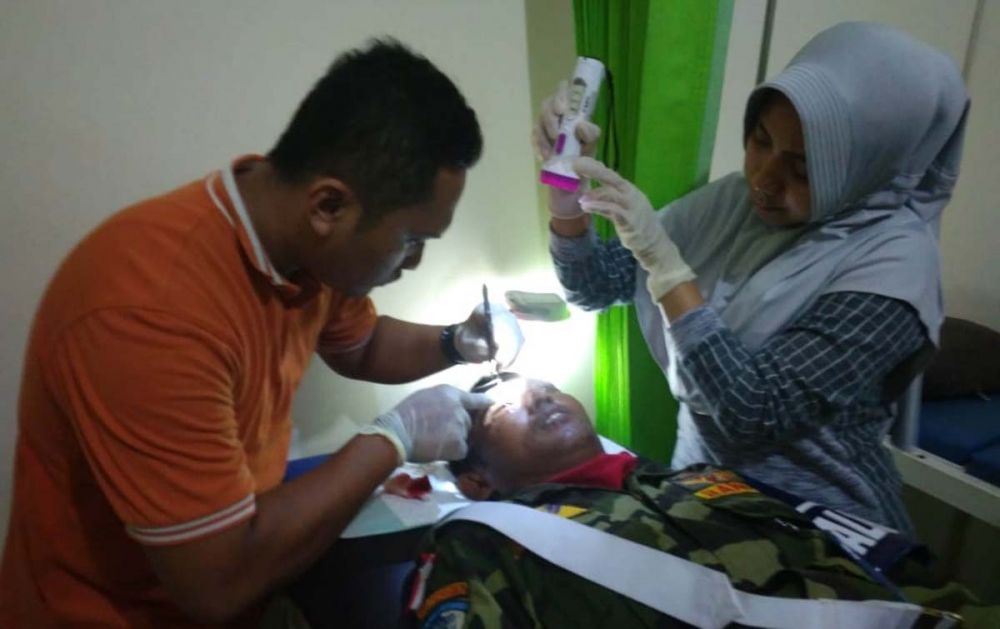 Seorang anggota Banser mendapat perawatan di puskesmas setelah diserang sekelompok orang di Tulungagung