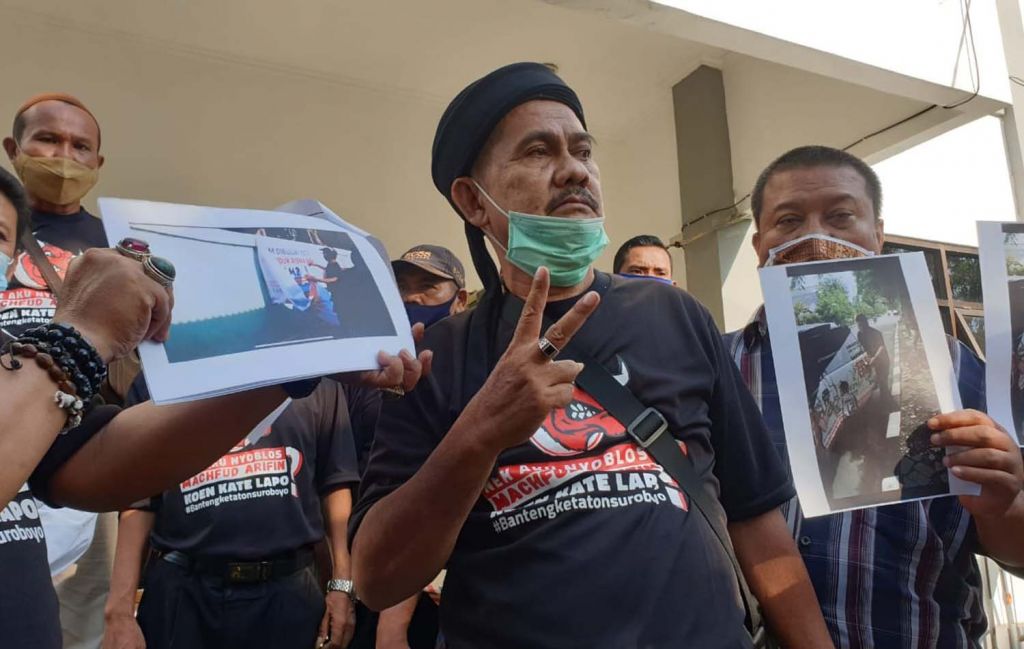 Banteng Ketaton Surabaya saat melapor ke Bawaslu