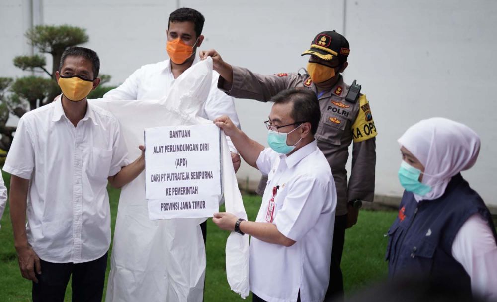 Gubernur Jatim Khofifah Indar Parawansa saat mengunjungi perusahaan garmen pembuat APD di Kota Probolinggo