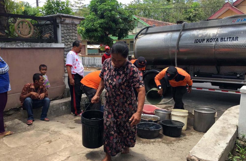 Bantuan air bersih dari Pemkot Blitar untuk warga terdampak kekeringan