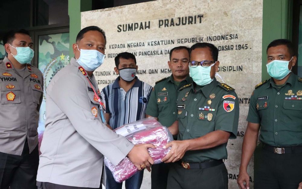 Kapolres Tulungagung AKBP Eva Guna Pandia memberikan masker kepada PLH Dandim 0807 Letkol Inf Kaharudin