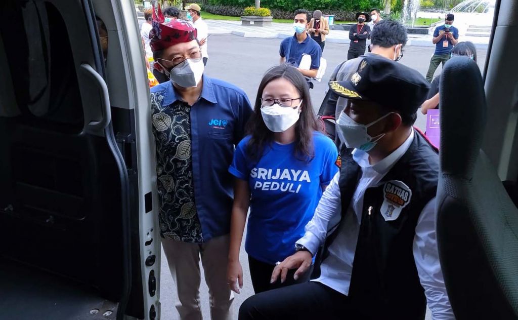 Bantuan 5 Mobil Jenazah hingga Makanan dari Para Pengusaha untuk Surabaya