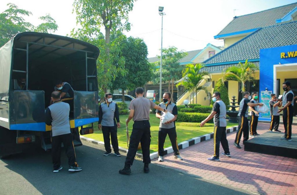 Bantuan paket sembako dari Ditpolairud Polda Jatim untuk warga pesisir Surabaya
