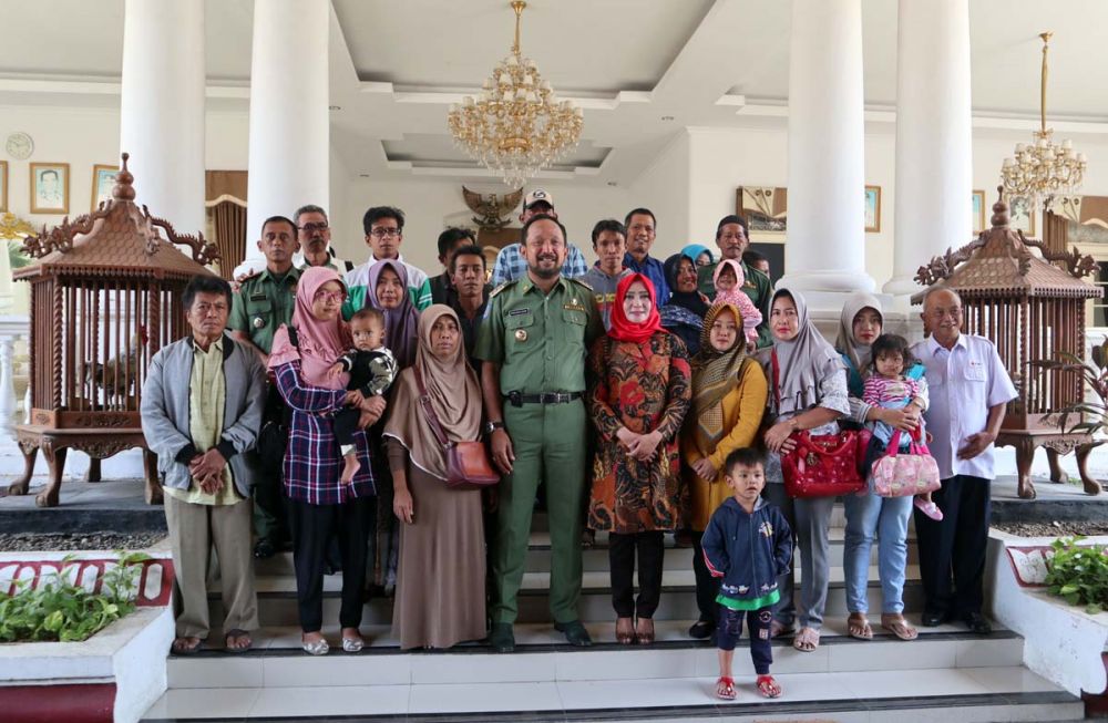 Bupati Ponorogo Ipong Muchlissoni bersama para warganya yang menjadi korban konflik Wamena
