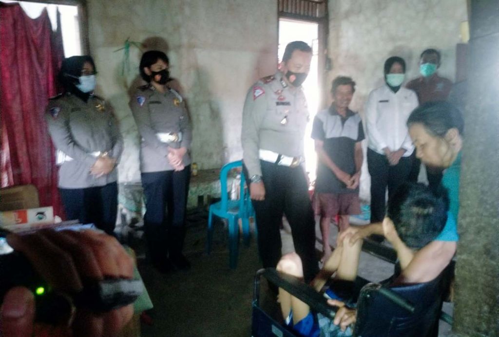 Polisi Beri Bantuan Pria di Magetan yang 35 Tahun Lumpuh