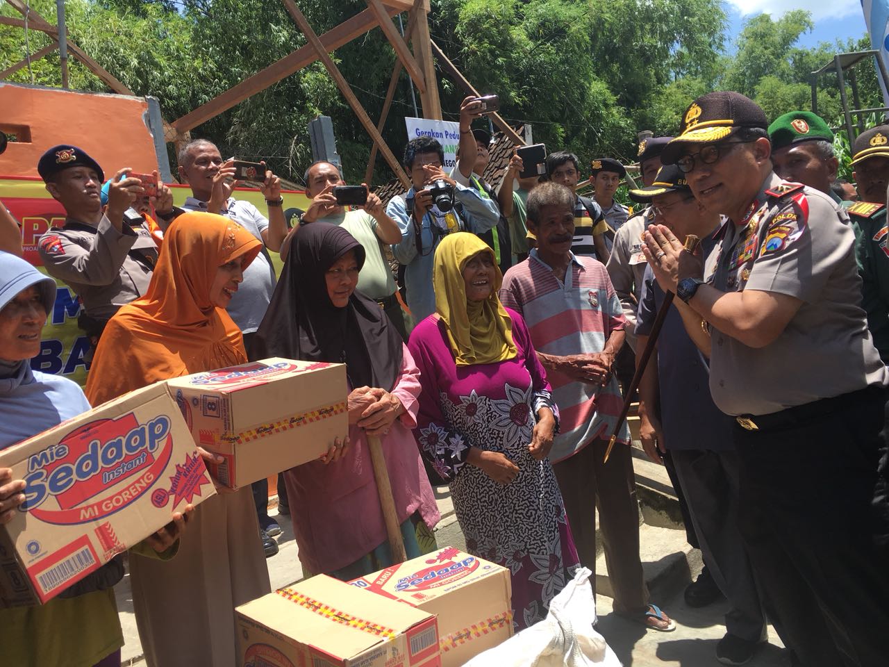 Kapolda Jatim saat menyerahkan bantuan kepada korban banjir