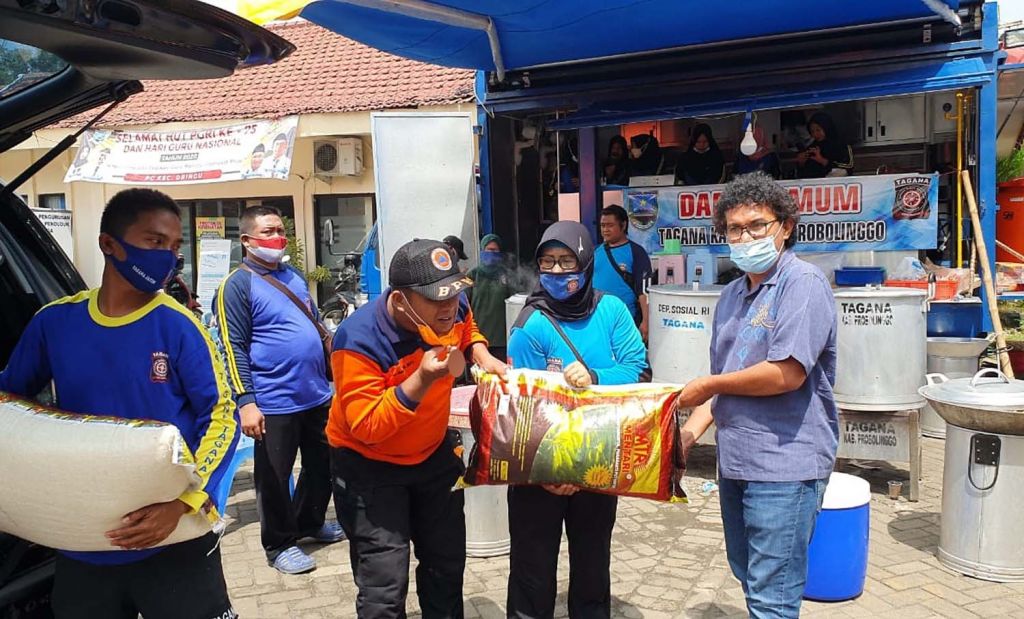 Warga terdampak banjir di Probolinggo mendapat bantuan paket sembako