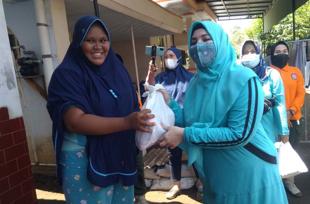 Ketua Tim Penggerak PKK Kota Probolinggo, Aminah Hadi Zainal Abidin saat memberikan bantuan untuk warga terdampak banjir