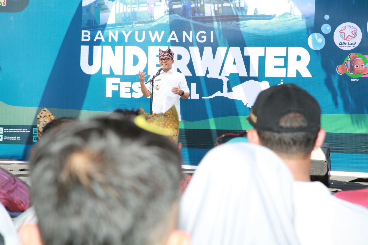 Bupati Banyuwangi Abdullah Azwar Anas mendampingi para pelajar yang tampil di Banyuwangi Culture Everyday