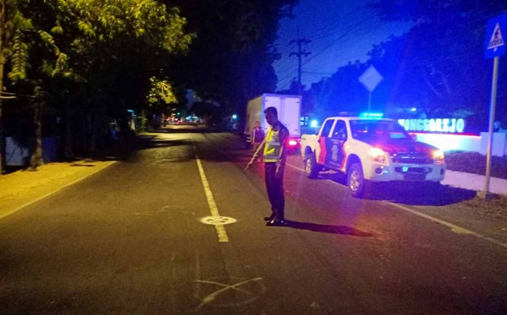 Anggota Unit Laka Satlantas Polres Banyuwangi saat melakukan olah TKP di lokasi kecelakaan