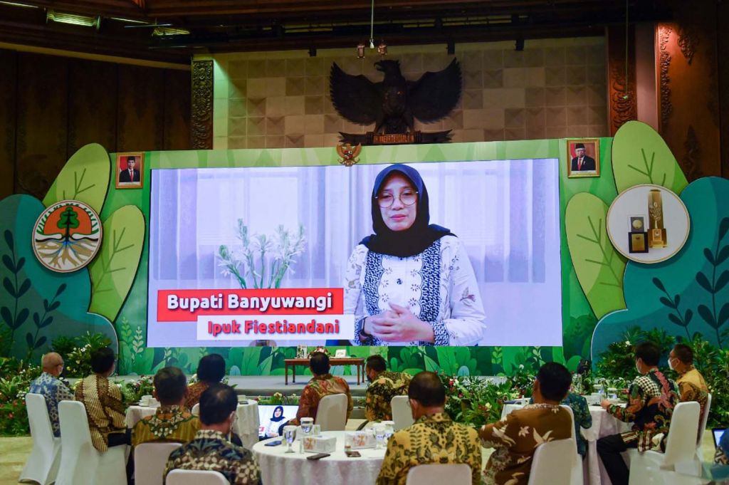 Bupati Ipuk Fiestiandani hadir secara daring dalam penerimaan penghargaan Nirwasita Tantra 2020 dari KLHK RI