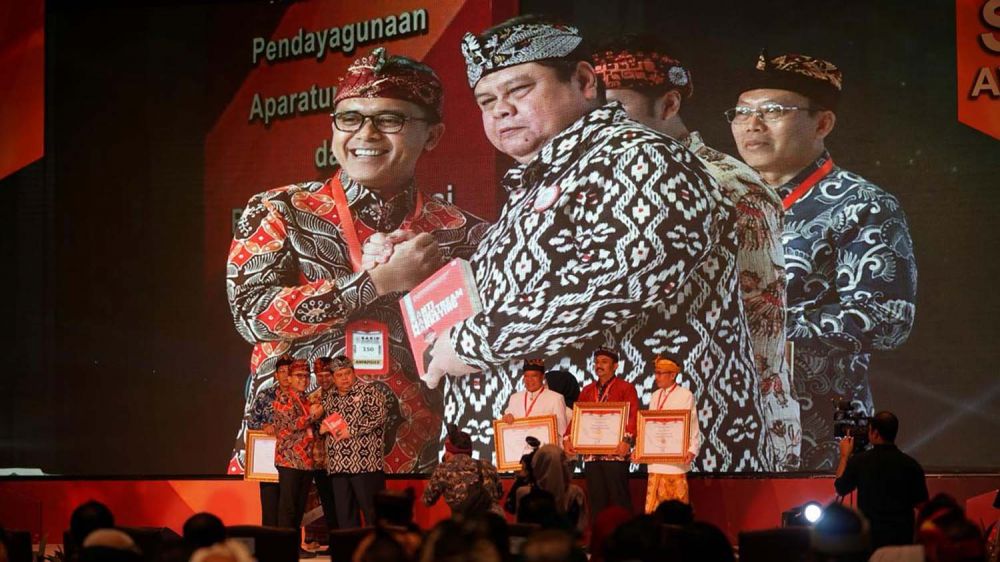 Bupati Banyuwangi Abdullah Azwar Anas bersama Deputi Bidang Reformasi Birokrasi, Akuntabilitas Aparatur dan Pengawasan KemenPAN-RB Muhammad Yusuf Ateh