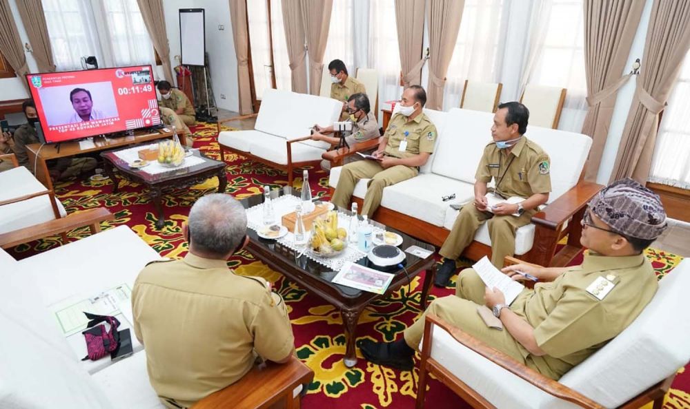 Bupati Anas memaparkan inovasi e-Nak di hadapan dewan juri Kompetisi Inovasi Pelayanan Publik (Kovablik) Jatim 2020