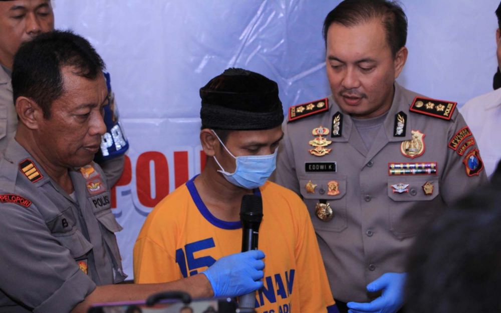 Kapolres Madiun AKBP Eddwi Kurniyanto (kanan) menginterogasi bapak yang setubuhi anak tirinya