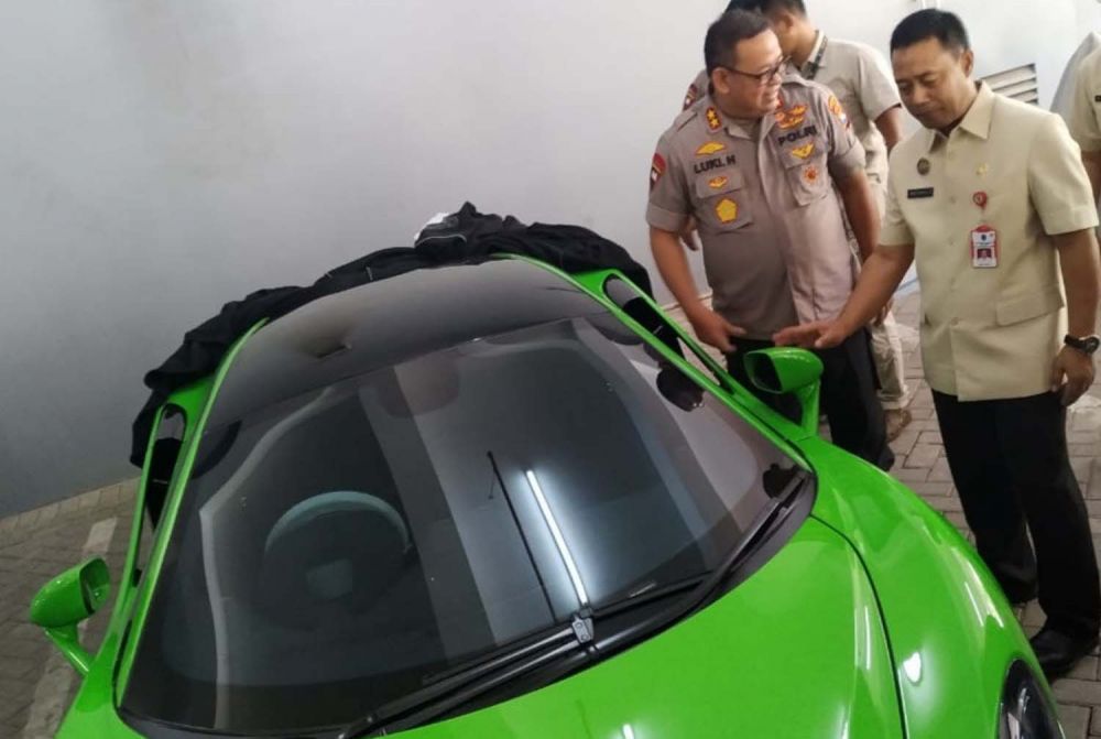 Kepala Bapenda Jatim, Boedi Prijo Soeprajitno bersama Kapolda Jatim Irjen Pol Luki Hermawan di Mapolda Jatim