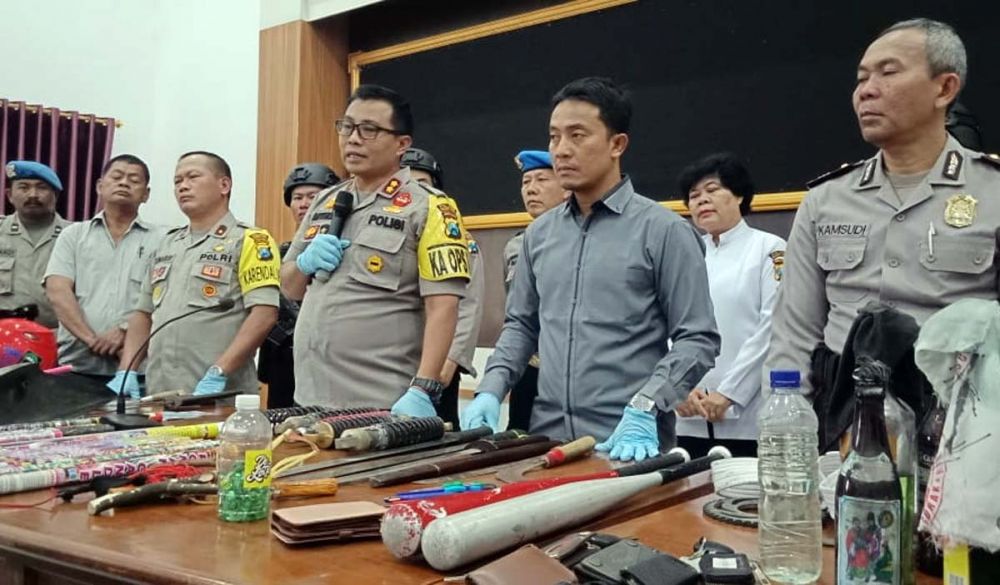Sejumlah barang bukti milik suporter yang terlibat kerusuhan disita dan dibeber di Mapolres Kediri Kota