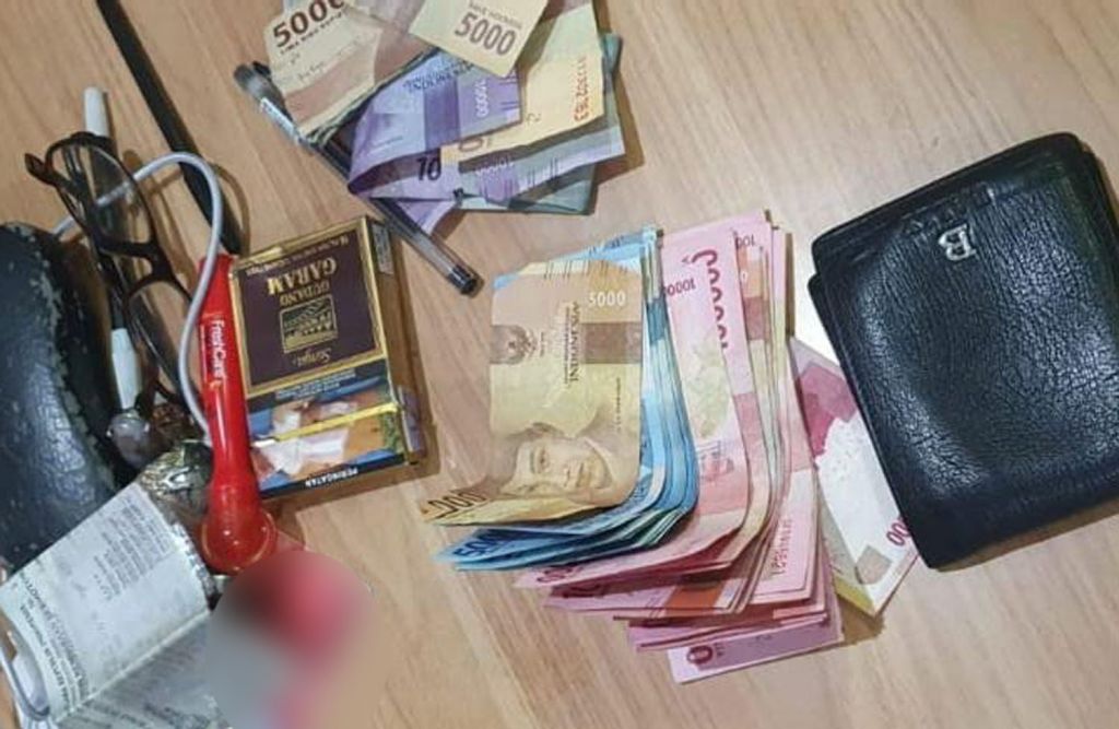 Barang-barang yang ditemukan dekat motor misterius di Jembatan Suramadu (Foto: Istimewa)