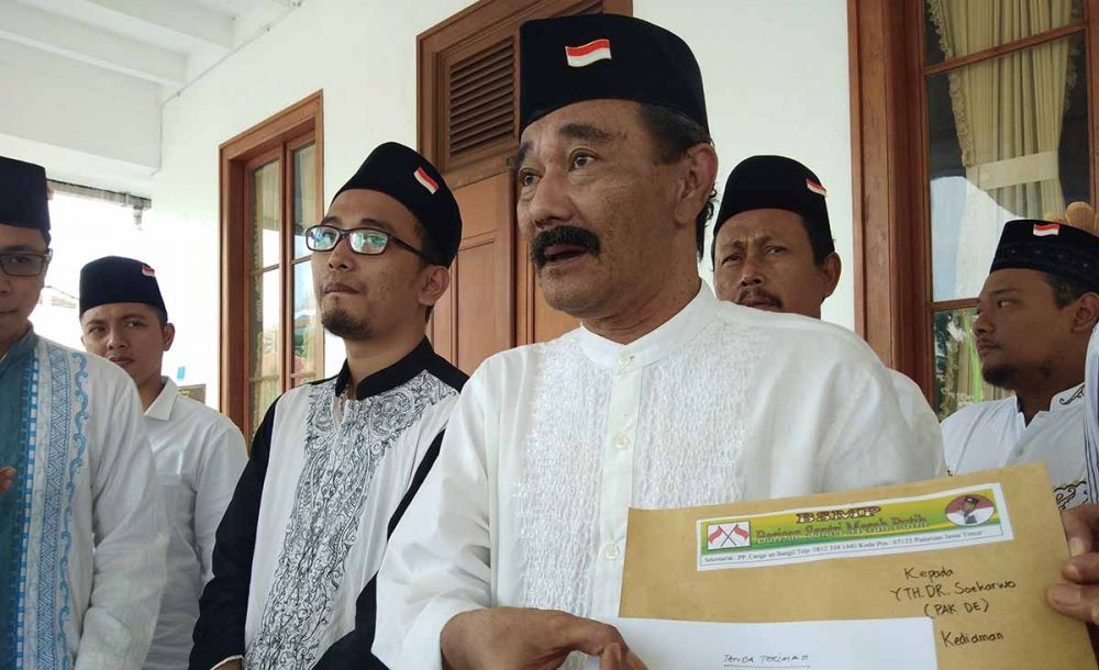 Barisan Santri Merah Putih di Gedung Negara Grahadi untuk menemui Pakde Karwo