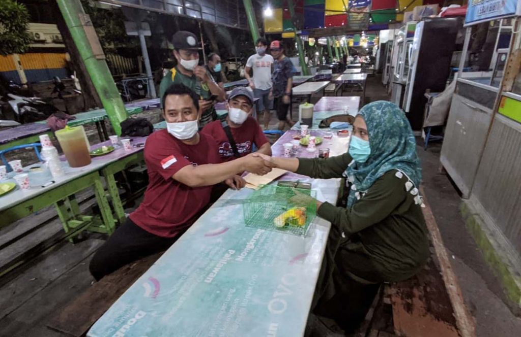 Didik (kiri) saat membarter Honda CRV miliknya dengan sepasang Love Bird Split Australian Yellow Face milik Elly