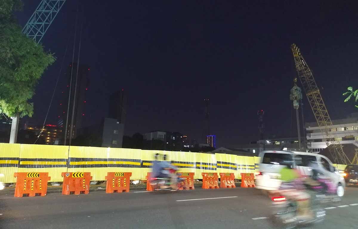 Pemasangan turap baja dan penutupan galian proyek di Jalan Raya Gubeng dikebut 