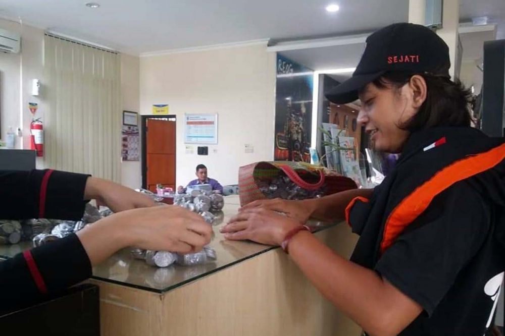 Pria ini Bayar Pajak Pakai Uang Koin: Tolong Jangan Korupsi Uang Kami!