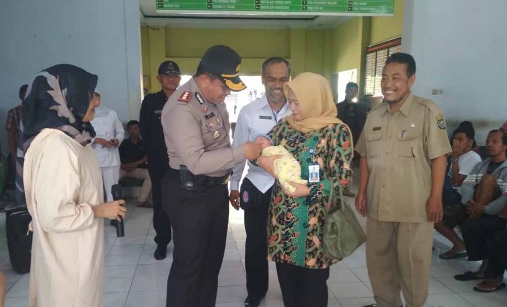 Wabup Cak Ipin dan Kapolres Beri Nama Bayi yang Dibuang di Trenggalek