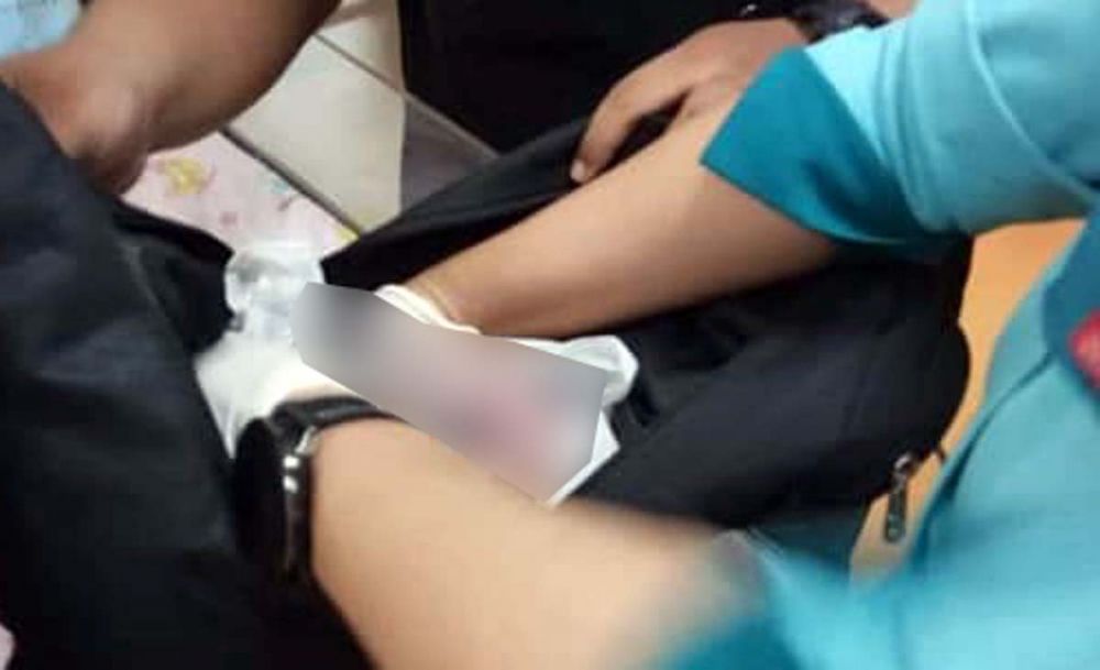 Petugas medis memeriksa bayi perempuan yang ditemukan di Sidoarjo