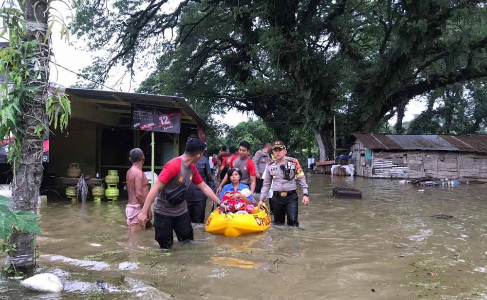 Kapolres Bojonegoro, AKBP Ary Fadli dan anggotanya mengevakuasi bayi dua bulan dan ibunya