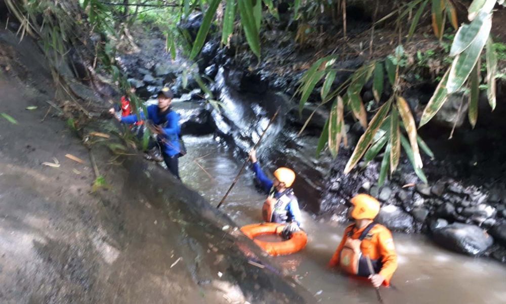 Tim SAR melakukan pencarian hingga ke sungai yang berjarak 20 meter dari selokan tempat korban diduga terseret air