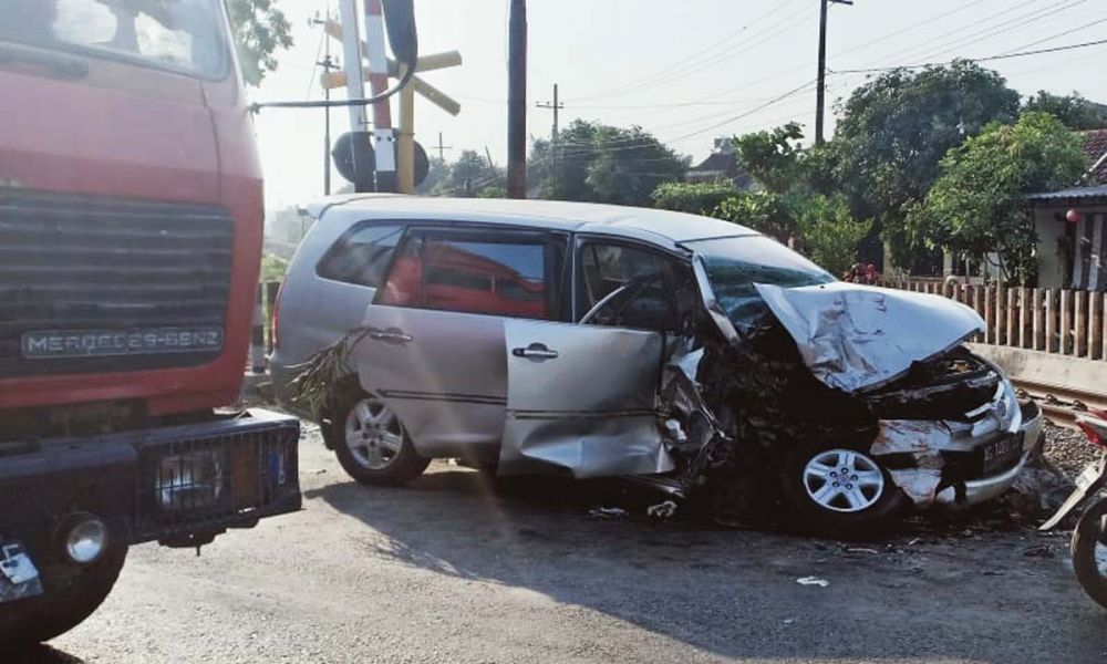 Mobil Toyota Innova yang membawa bayi baru dilahirkan rusak parah ditabrak truk di Tulungagung